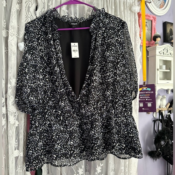 New with tags Express Printed Wrap Front Peplum Top - Picture 10 of 10
